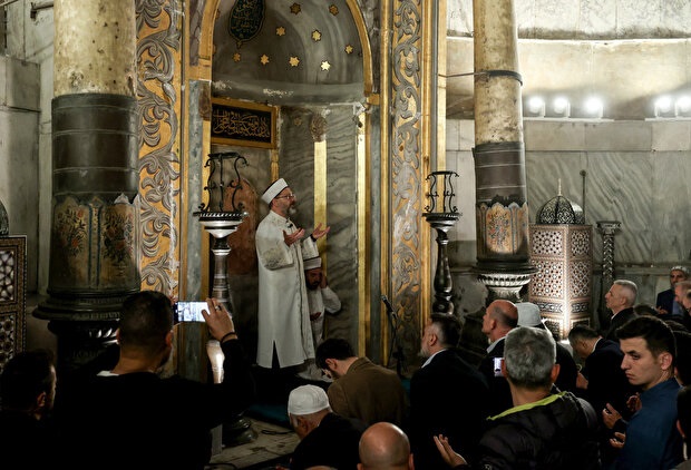 صورة وزير الداخلية التركي يدعو إلى أداء صلاة الفجر بمسجد آيا صوفيا بمناسبة فوز أردغان