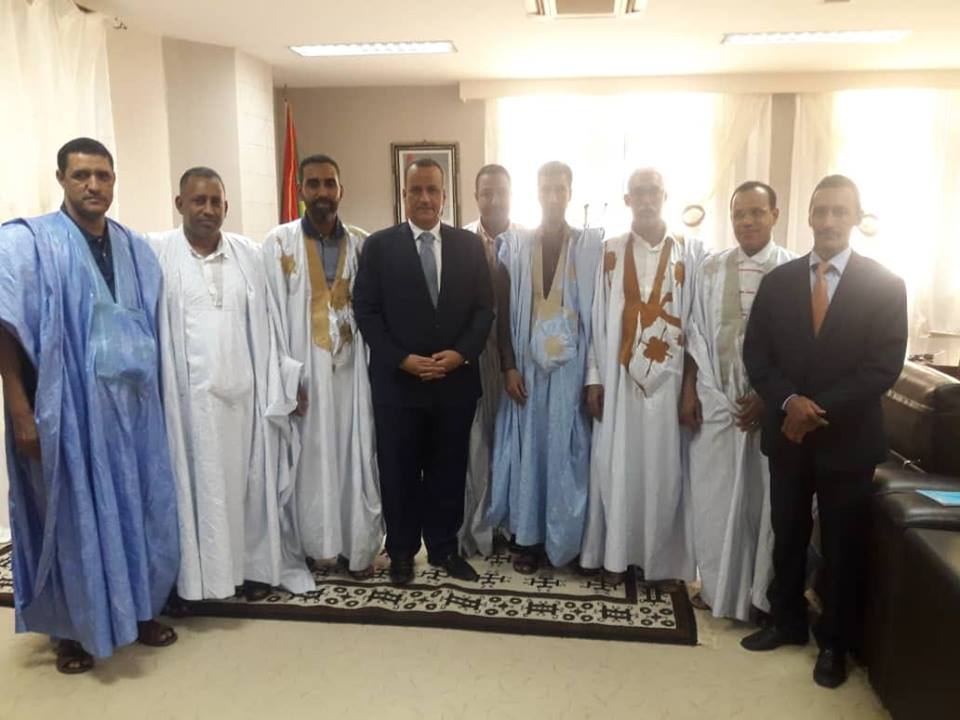 صورة ولد أحمد دركل يلتقي وزير الخارجية ويبحث معه مشكلة الجالية بآنكولا