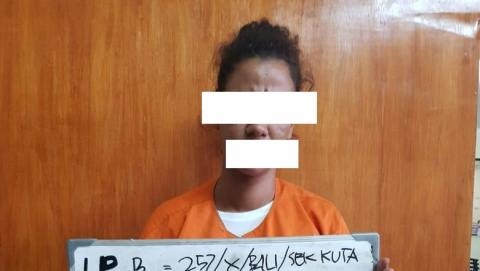 صورة القبض على فتاة موريتانية متهمة بالسرقة في دولة أجنبية