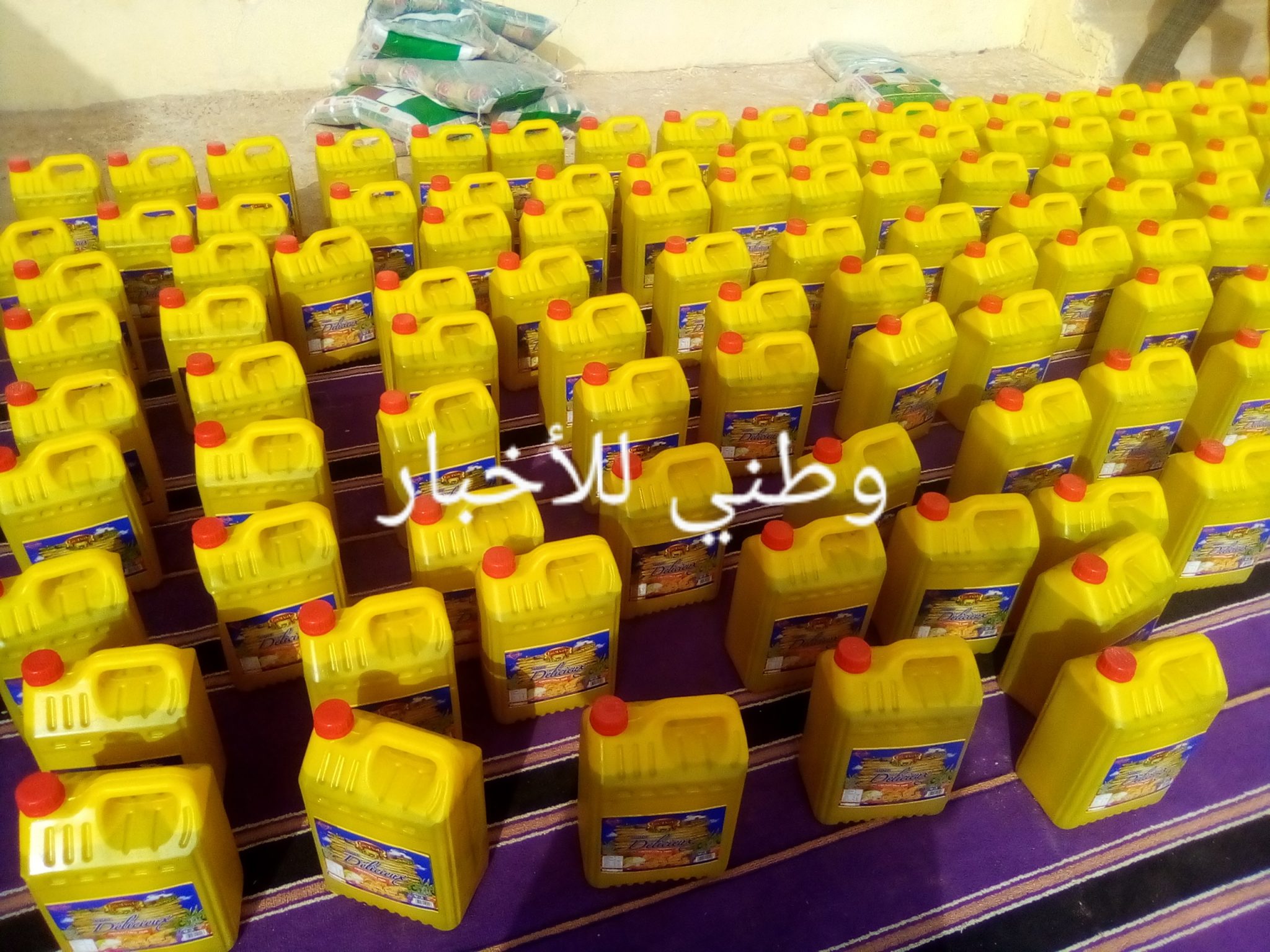 صورة كيفه : مواطنون يستعجلون المساعدات المخصصة للفقراء