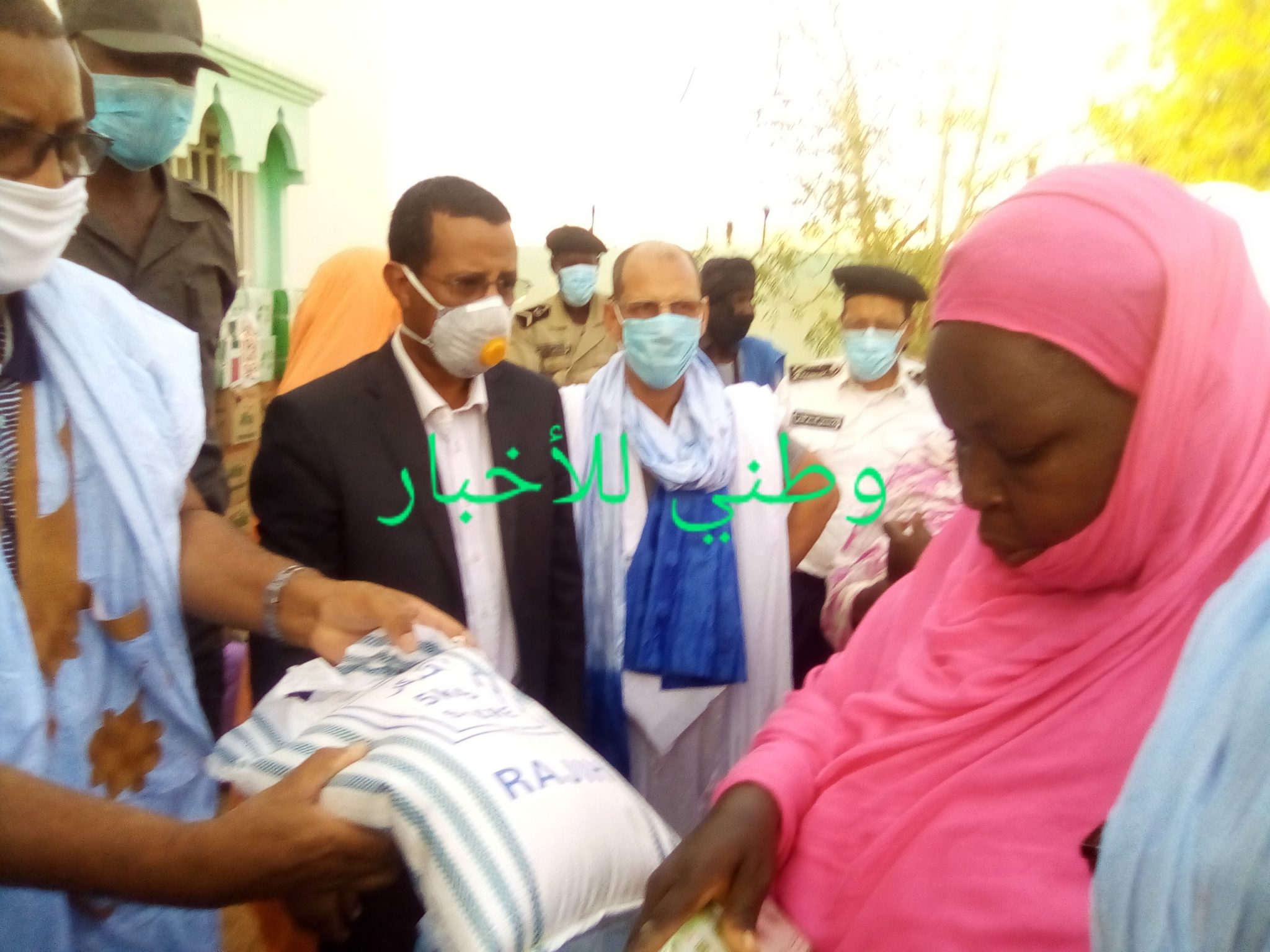 صورة كيفه : جهة لعصابة تقدم مساعدات خاصة للمصابين و أكثر من 300 أسرة  فقيرة و توزع آلات خياطة ( صور)