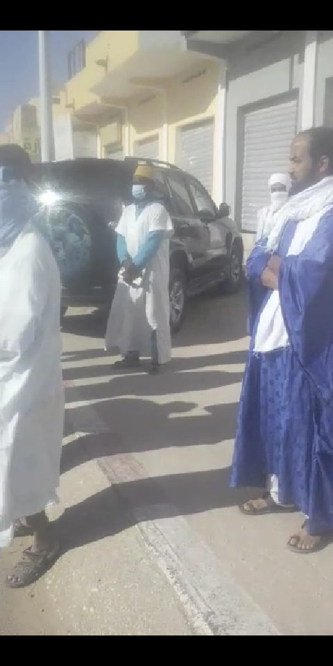 صورة الأئمة يحتجون على تعليق الجمعة و الجماعة، و الوزير يدخل معهم في أجتماع لمناقشة الموضوع
