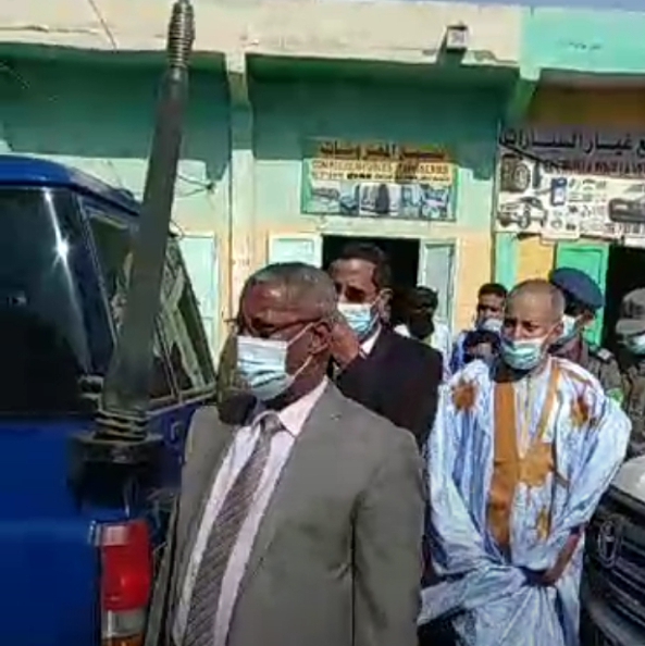صورة كيفه : والي لعصابه يباشر التحسيس ضد جائحة فيروس كورونا في سوق الجديدة