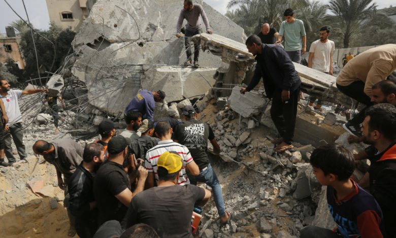 صورة الحكومة تعلن الحداد و الرئيس يتألم و الأحزاب تدين و الشعب يحتج على مجزرة غزة