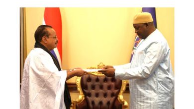 صورة حمود ولد عبدي يقدم أوراق اعتماده لرئيس غامبيا سفيرا لموريتانيا