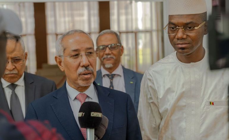 صورة الجزيرة نت: وزير الدفاع الموريتاني في باماكو ( تقرير)