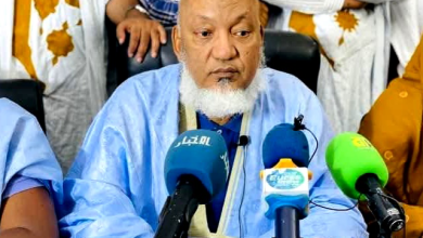 صورة الوزير السابق ولد محمد خونا بين يدي الشرطة