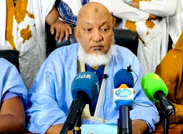 صورة الوزير السابق ولد محمد خونا بين يدي الشرطة